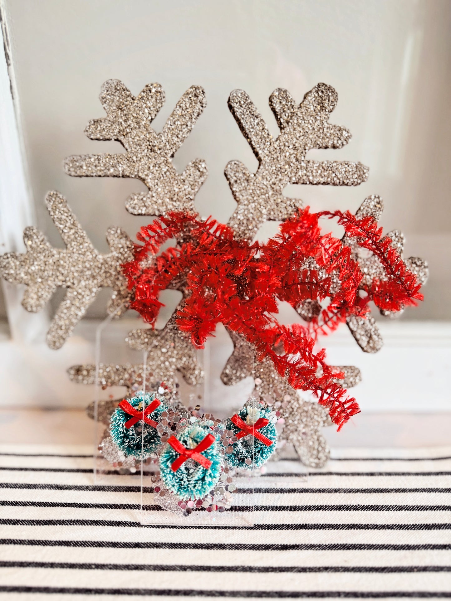 Mini Acrylic Holiday Tag with Vintage Wreath & Sparkle