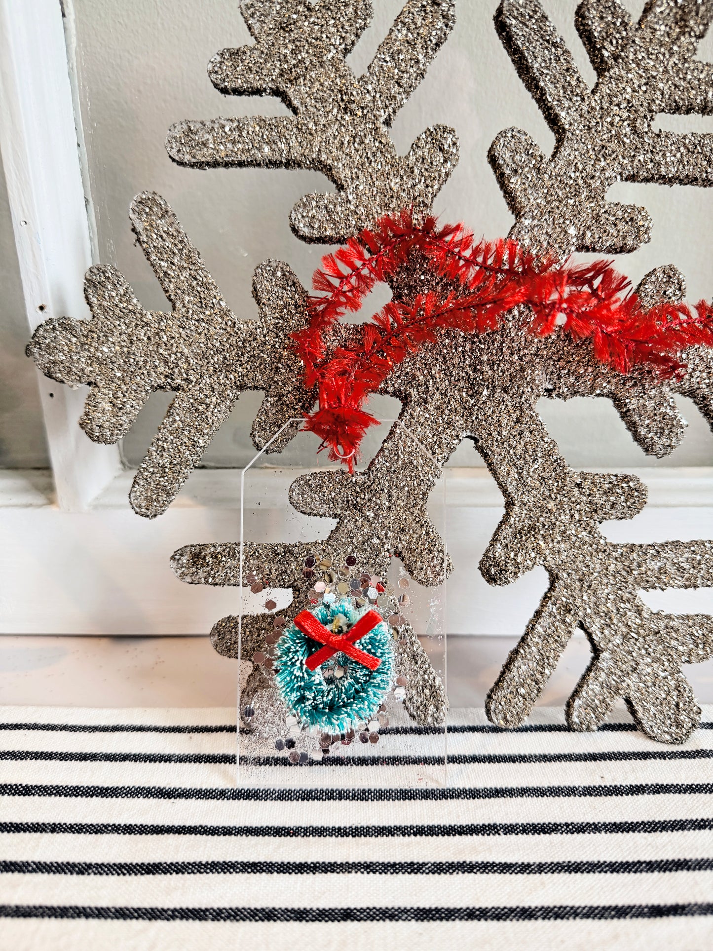Mini Acrylic Holiday Tag with Vintage Wreath & Sparkle
