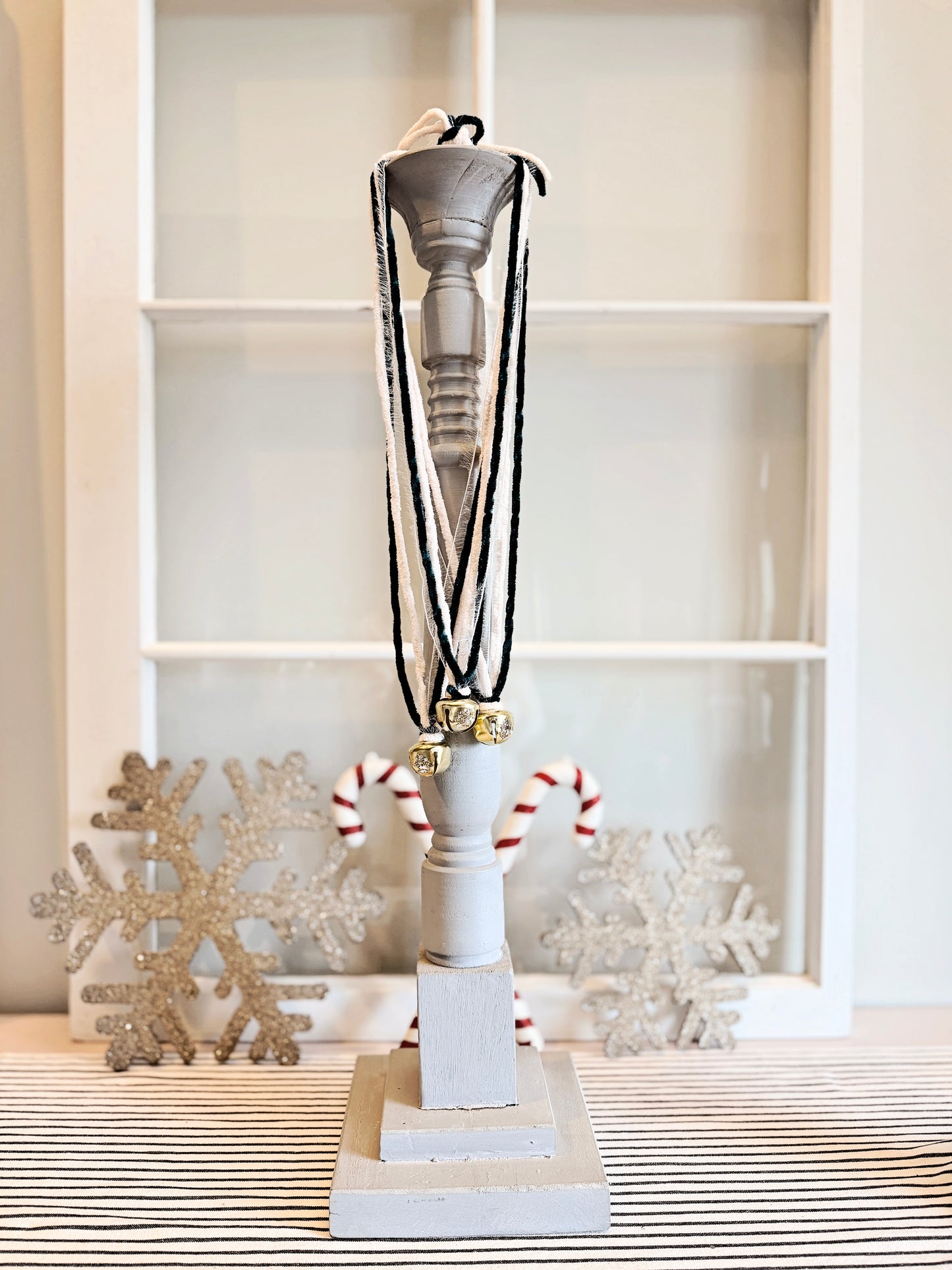 Vintage-Inspired Glitter Bell Ornament – Forest Green Yarn Tie